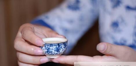 女士喝茶的手勢(shì)，女人正確喝茶手勢(shì)姿勢(shì)圖