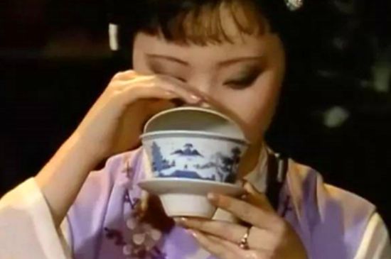 女士喝茶優(yōu)雅姿勢，女士正確喝茶姿勢禮儀