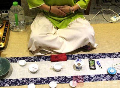 女士喝茶的手勢(shì)，女人正確喝茶手勢(shì)姿勢(shì)圖