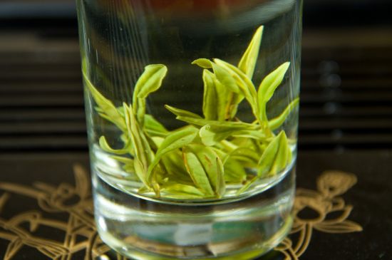 安吉白茶冷藏好還是冷凍好？這個(gè)需要根據(jù)存放時(shí)間來(lái)選擇