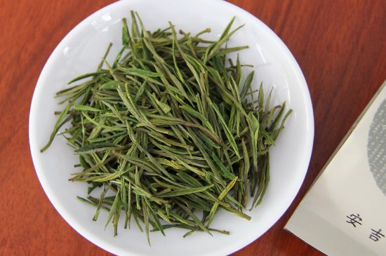 安吉白茶冷藏好還是冷凍好？這個(gè)需要根據(jù)存放時(shí)間來(lái)選擇