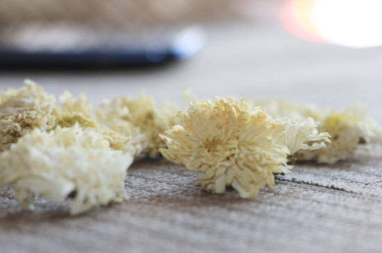 菊花茶買小朵還是大朵，泡茶用的小菊花和大菊花哪個(gè)好