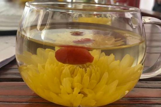 晚上可以喝菊花茶泡水嗎，睡覺(jué)前能不能喝菊花茶？