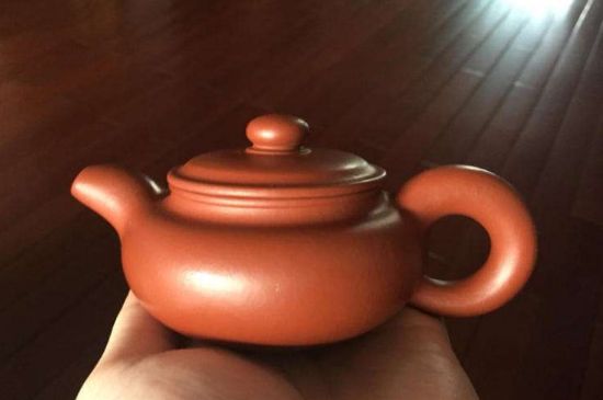 朱泥<a href=http://m.laithaiofkirkland.com/chaju/zisha/ target=_blank class=infotextkey>紫砂壺如何開壺</a>，朱泥壺日常泡茶養(yǎng)護(hù)