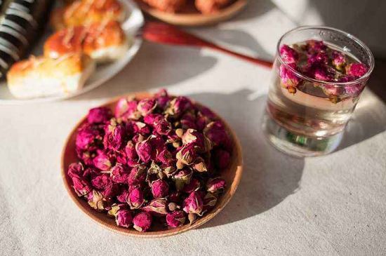 玫瑰花茶的功效與作用，堅(jiān)持喝一個(gè)月玫瑰花茶會(huì)怎樣？