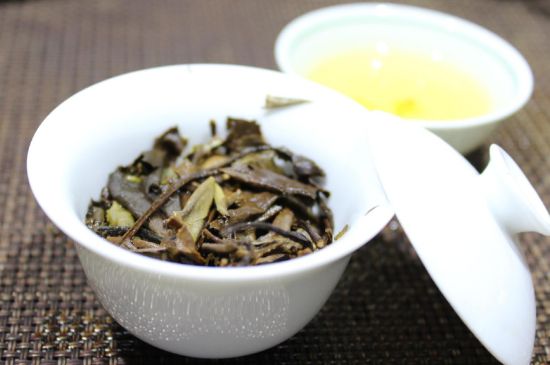 怎么撬老白茶茶餅不容易碎，福鼎白茶如何撬茶方法