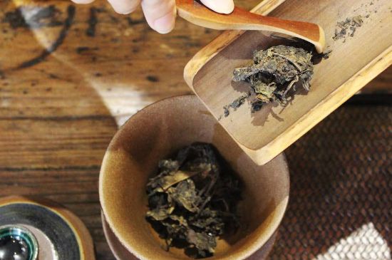 茯磚茶與普洱茶哪個(gè)好，茯茶和普洱茶口味區(qū)別