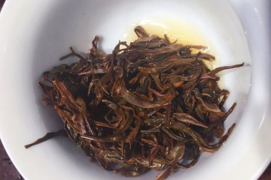 女人喝紅茶好還是喝普洱茶好，普洱茶和紅茶哪個(gè)適合女人喝