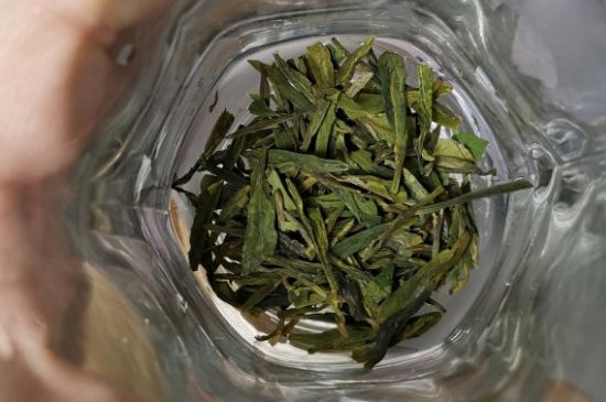 龍井茶放二年了能喝嗎，過(guò)期龍井茶的妙用！