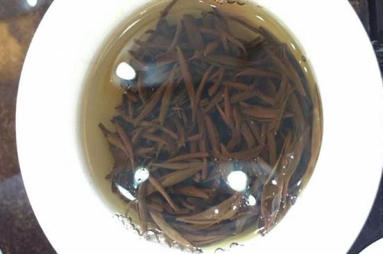 女人喝金駿眉的好處和壞處，女性喝金駿眉可減肥養(yǎng)顏