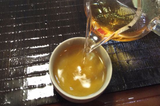 女人喝金駿眉的好處和壞處，女性喝金駿眉可減肥養(yǎng)顏